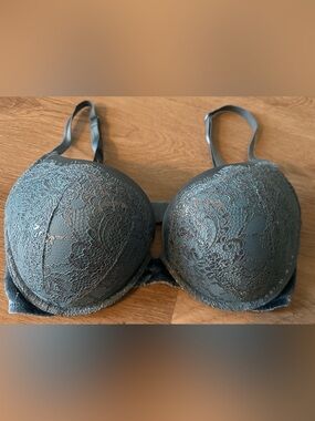 NWOT Victoria’s Secret Blue Bombshell plunge bra adds 2 cup sizes 38C